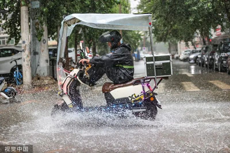 沈阳：受台风“卡努”影响，市民冒大雨出行插图2