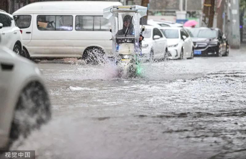 沈阳：受台风“卡努”影响，市民冒大雨出行插图3