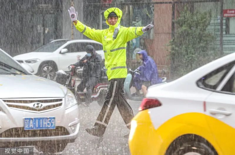 沈阳：受台风“卡努”影响，市民冒大雨出行插图