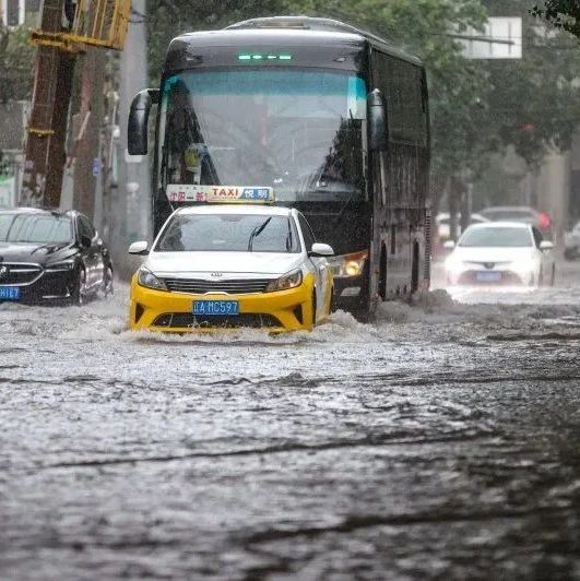 沈阳：受台风“卡努”影响，市民冒大雨出行