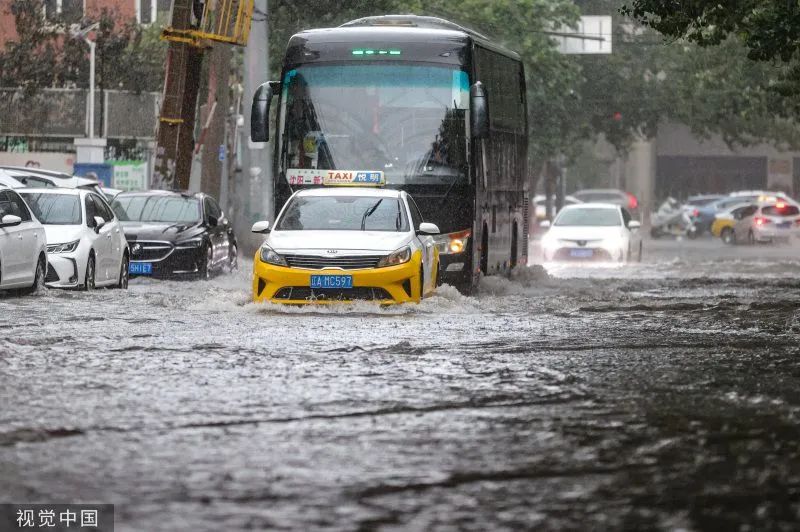 沈阳：受台风“卡努”影响，市民冒大雨出行插图1