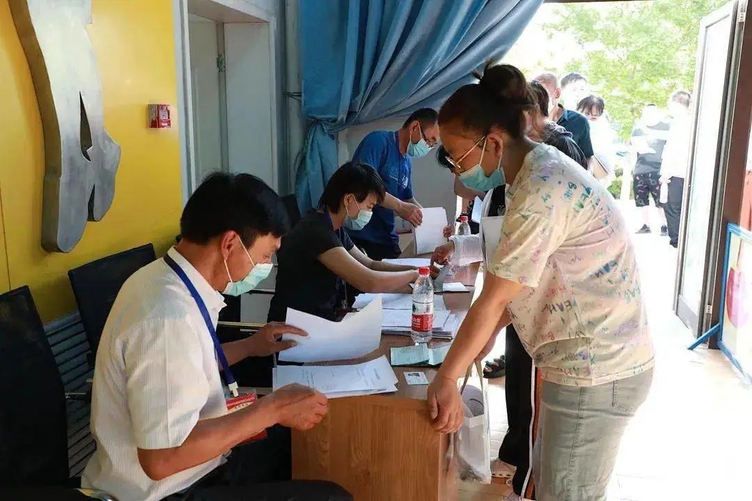 天津多家学校要求新生提供亲子关系证明，严禁拖延入学名额的措施插图