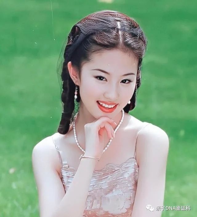 上海这一夜，36岁刘亦菲用丰腴饱满的身材，秒杀了大片白幼瘦女星插图12